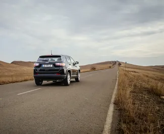 Wnętrze Jeep Compass do wynajęcia w Gruzji. Doskonały samochód 5-osobowy. ✓ Skrzynia Automatyczna.