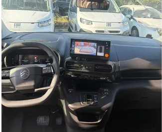 Wynajmij Citroen Berlingo 2026 w Turcji. Paliwo: Diesel. Moc: 140 KM ➤ Koszt od 40 USD za dobę.