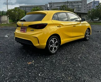MG 3 2025 do wynajęcia na lotnisku w Phuket. Limit przebiegu nieograniczony.
