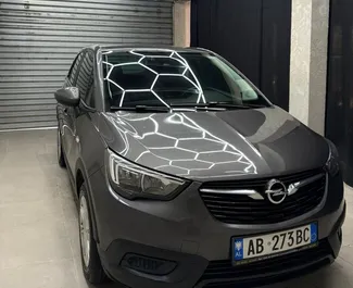 Wnętrze Opel Crossland do wynajęcia w Albanii. Doskonały samochód 5-osobowy. ✓ Skrzynia Automatyczna.