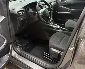 Opel Crossland 2021 do wynajęcia na lotnisku w Tiranie. Limit przebiegu nieograniczony.