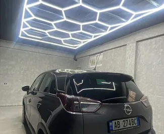 Wynajmij Opel Crossland 2021 w Albanii. Paliwo: Diesel. Moc: 77 KM ➤ Koszt od 20 EUR za dobę.