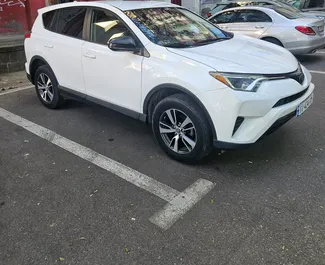 Wnętrze Toyota Rav4 do wynajęcia w Gruzji. Doskonały samochód 5-osobowy. ✓ Skrzynia Automatyczna.