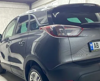 Wnętrze Opel Crossland do wynajęcia w Albanii. Doskonały samochód 5-osobowy. ✓ Skrzynia Automatyczna.
