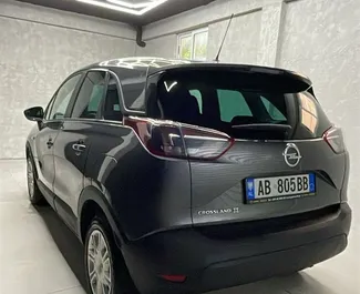 Opel Crossland 2021 do wynajęcia na lotnisku w Tiranie. Limit przebiegu nieograniczony.