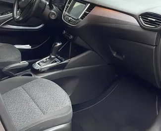 Wynajmij Opel Crossland 2021 w Albanii. Paliwo: Diesel. Moc: 5 KM ➤ Koszt od 22 EUR za dobę.