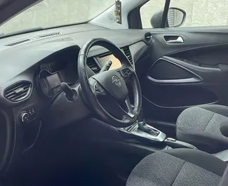 Wnętrze Opel Crossland do wynajęcia w Albanii. Doskonały samochód 5-osobowy. ✓ Skrzynia Automatyczna.