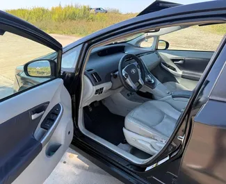 Wynajmij Toyota Prius 2012 w Gruzji. Paliwo: Hybryda. Moc: 120 KM ➤ Koszt od 100 GEL za dobę.