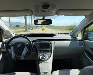 Wynajmij Toyota Prius 2012 w Gruzji. Paliwo: Hybryda. Moc: 120 KM ➤ Koszt od 100 GEL za dobę.