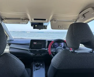 Wynajmij Nissan Note 2022 na Cyprze. Paliwo: Hybryda. Moc: 80 KM ➤ Koszt od 35 EUR za dobę.