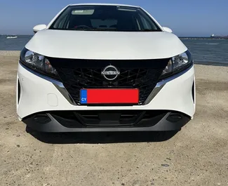 Nissan Note 2022 do wynajęcia w Larnace. Limit przebiegu nieograniczony.
