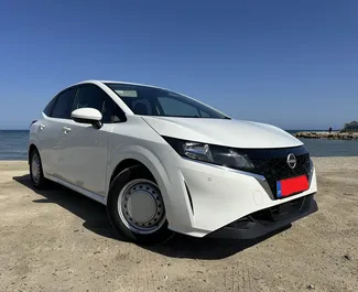 Wnętrze Nissan Note do wynajęcia na Cyprze. Doskonały samochód 5-osobowy. ✓ Skrzynia Automatyczna.