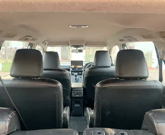 Toyota Innova Hycross 2025 do wynajęcia na lotnisku w Goa. Limit przebiegu nieograniczony.