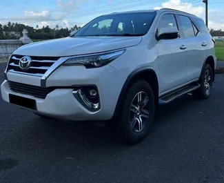 Wynajem samochodu Toyota Fortuner nr 16178 (Automatyczna) na lotnisku w Goa, z silnikiem 2,8l. Diesel ➤ Bezpośrednio od Umar w Goa.