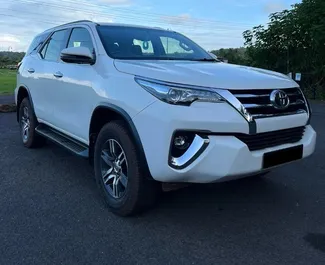Wynajmij Toyota Fortuner 2024 w Goa. Paliwo: Diesel. Moc: 201 KM ➤ Koszt od 76 USD za dobę.