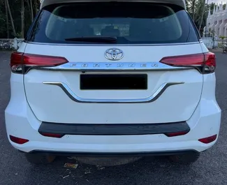 Toyota Fortuner – samochód kategorii Komfort, SUV na wynajem w Goa ✓ Depozyt 60 USD ✓ Ubezpieczenie: OC.