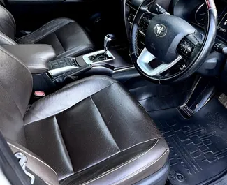 Toyota Fortuner 2024 do wynajęcia na lotnisku w Goa. Limit przebiegu nieograniczony.