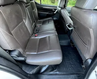 Wnętrze Toyota Fortuner do wynajęcia w Goa. Doskonały samochód 7-osobowy. ✓ Skrzynia Automatyczna.