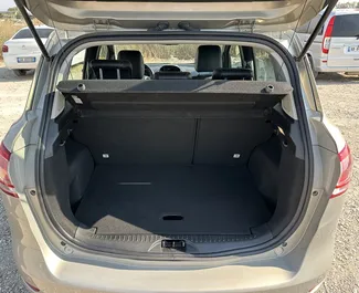 Ford B-Max 2015 do wynajęcia na lotnisku w Tiranie. Limit przebiegu nieograniczony.
