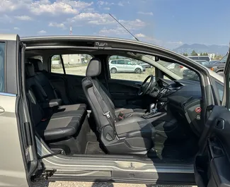 Wnętrze Ford B-Max do wynajęcia w Albanii. Doskonały samochód 5-osobowy. ✓ Skrzynia Automatyczna.