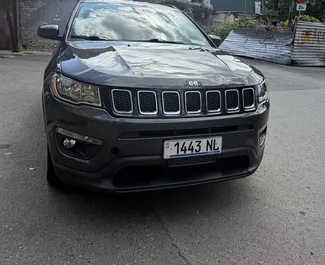 Wynajmij Jeep Compass 2019 w Gruzji. Paliwo: Benzyna. Moc: 175 KM ➤ Koszt od 100 GEL za dobę.