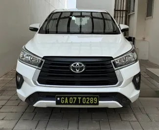 Silnik Benzyna 2,4 l – Wynajmij Toyota Innova na lotnisku w Goa.