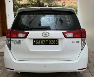 Wynajem samochodu Toyota Innova nr 16175 (Automatyczna) na lotnisku w Goa, z silnikiem 2,4l. Benzyna ➤ Bezpośrednio od Umar w Goa.
