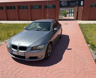Wnętrze BMW 3-series Cabrio do wynajęcia w Czarnogórze. Doskonały samochód 4-osobowy. ✓ Skrzynia Manualna.