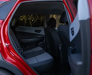 Wnętrze Hyundai Kona do wynajęcia w Gruzji. Doskonały samochód 5-osobowy. ✓ Skrzynia Automatyczna.