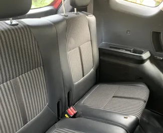 Wnętrze Kia Carens do wynajęcia w Goa. Doskonały samochód 7-osobowy. ✓ Skrzynia Automatyczna.
