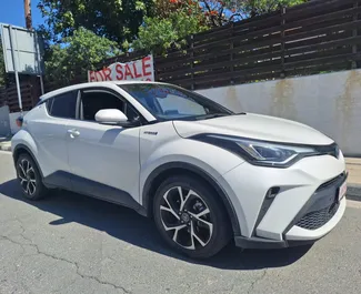Wynajmij Toyota C-HR 2020 na Cyprze. Paliwo: Hybryda. Moc: 120 KM ➤ Koszt od 42 EUR za dobę.
