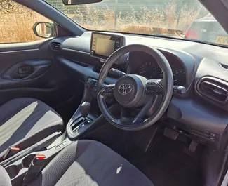 Wynajmij Toyota Yaris 2021 na Cyprze. Paliwo: Benzyna. Moc: 120 KM ➤ Koszt od 22 EUR za dobę.