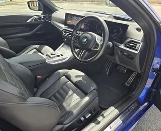 Wnętrze BMW 420i Cabrio do wynajęcia na Cyprze. Doskonały samochód 4-osobowy. ✓ Skrzynia Automatyczna.