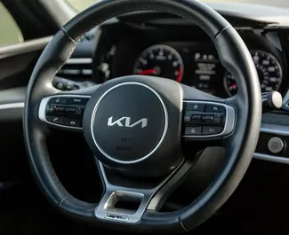 Wnętrze Kia K5 do wynajęcia w Gruzji. Doskonały samochód 5-osobowy. ✓ Skrzynia Automatyczna.