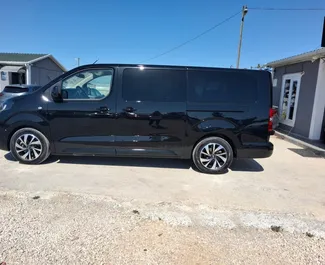 Fiat Ulysse 2026 do wynajęcia na lotnisku w Antalyi. Limit przebiegu 200 km/dzień.