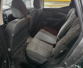 Wnętrze Nissan Rogue do wynajęcia w Gruzji. Doskonały samochód 4-osobowy. ✓ Skrzynia Automatyczna.