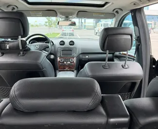 Wnętrze Mercedes-Benz ML350 do wynajęcia w Albanii. Doskonały samochód 5-osobowy. ✓ Skrzynia Automatyczna.
