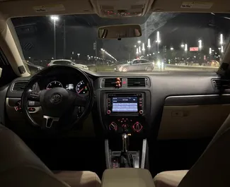 Wynajmij Volkswagen Jetta 2016 w Albanii. Paliwo: Diesel. Moc:  KM ➤ Koszt od 30 EUR za dobę.