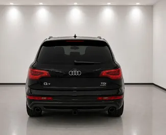 Wnętrze Audi Q7 do wynajęcia w Albanii. Doskonały samochód 7-osobowy. ✓ Skrzynia Automatyczna.