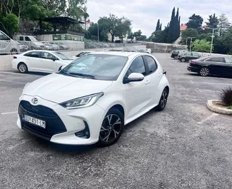 Wynajmij Toyota Yaris 2026 w Chorwacji. Paliwo: Hybryda. Moc: 90 KM ➤ Koszt od 32 EUR za dobę.