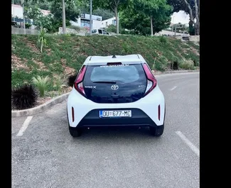Wynajmij Toyota Aygo X 2025 w Chorwacji. Paliwo: Benzyna. Moc: 75 KM ➤ Koszt od 27 EUR za dobę.