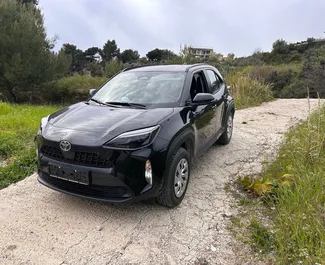Wynajem samochodu Toyota Yaris Cross nr 16212 (Automatyczna) na lotnisku w Podgoricy, z silnikiem 1,5l. Hybryda ➤ Bezpośrednio od Yan w Czarnogórze.