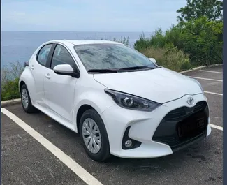 Wynajmij Toyota Yaris 2023 w Czarnogórze. Paliwo: Benzyna. Moc: 125 KM ➤ Koszt od 21 EUR za dobę.