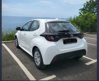 Wynajem samochodu Toyota Yaris nr 16207 (Automatyczna) na lotnisku w Podgoricy, z silnikiem 1,5l. Benzyna ➤ Bezpośrednio od Yan w Czarnogórze.