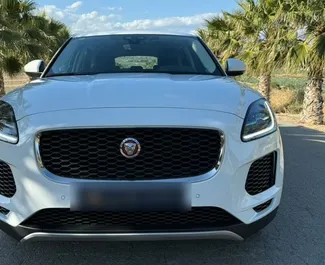 Wynajmij Jaguar E-Pace 2021 w Hiszpanii. Paliwo: Benzyna. Moc: 295 KM ➤ Koszt od 80 EUR za dobę.