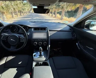 Wnętrze Jaguar E-Pace do wynajęcia w Hiszpanii. Doskonały samochód 5-osobowy. ✓ Skrzynia Automatyczna.