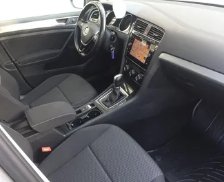 Wynajmij Volkswagen Golf 7 2018 w Czarnogórze. Paliwo: Diesel. Moc: 116 KM ➤ Koszt od 21 EUR za dobę.