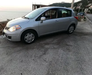 Wynajmij Nissan Versa 2009 w Czarnogórze. Paliwo: Benzyna. Moc: 115 KM ➤ Koszt od 19 EUR za dobę.