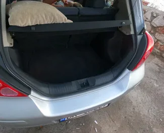 Wynajem samochodu Nissan Versa nr 16482 (Automatyczna) na lotnisku w Podgoricy, z silnikiem 1,8l. Benzyna ➤ Bezpośrednio od Yan w Czarnogórze.