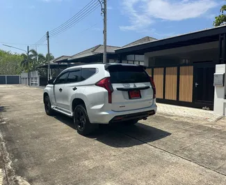 Wynajmij Mitsubishi Pajero Sport 2026 w Tajlandii. Paliwo: Diesel. Moc: 200 KM ➤ Koszt od 1800 THB za dobę.